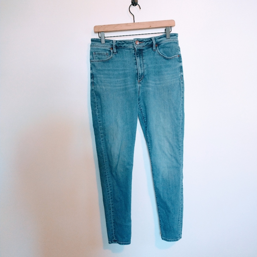 Loft blue skinny jeans, size 8. Has some mild pulling near the crotch